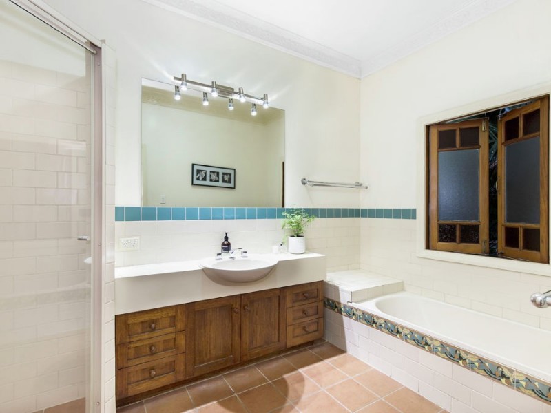 27 Leigh Street, Coorparoo QLD 4151