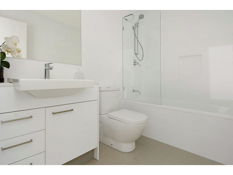 4 / 19 Pickwick St, Cannon Hill QLD 4170