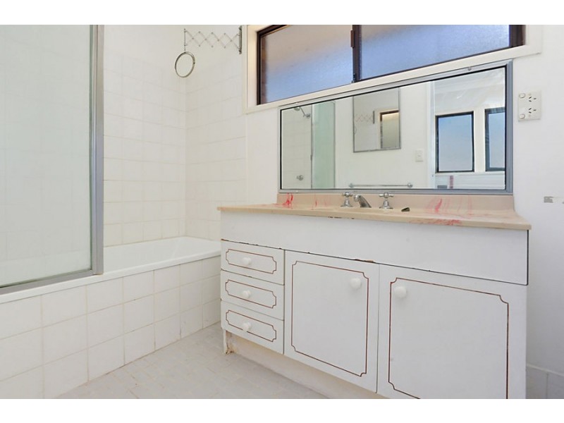 22 Cluden St, Holland Park West QLD 4121