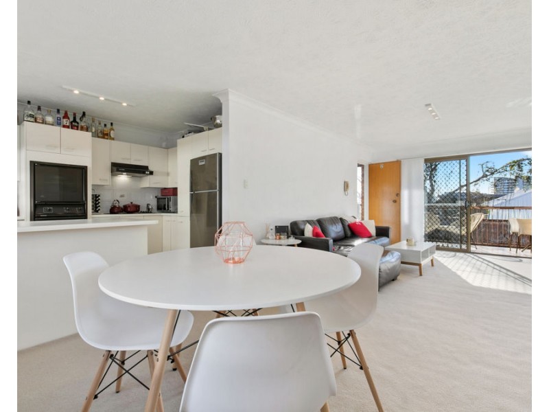 2/233 Cavendish Rd, Coorparoo QLD 4151