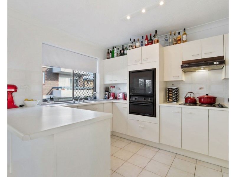 2/233 Cavendish Rd, Coorparoo QLD 4151