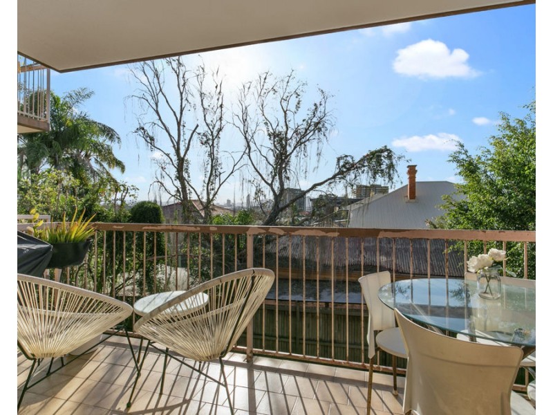 2/233 Cavendish Rd, Coorparoo QLD 4151