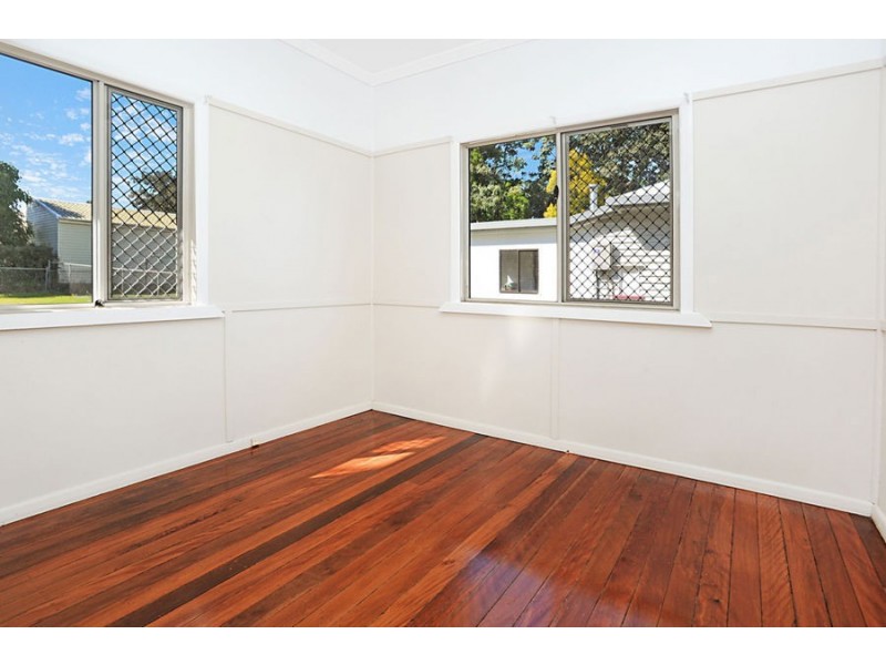 4 Rowton Street, Holland Park QLD 4121