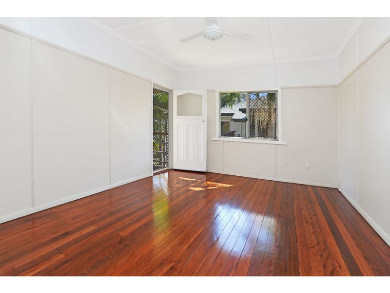 4 Rowton Street, Holland Park QLD 4121