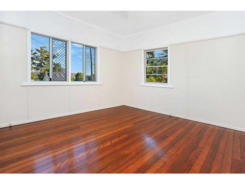 4 Rowton Street, Holland Park QLD 4121