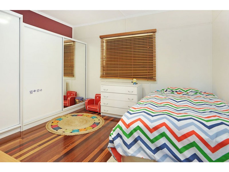 9 Barton st, Holland Park West QLD 4121