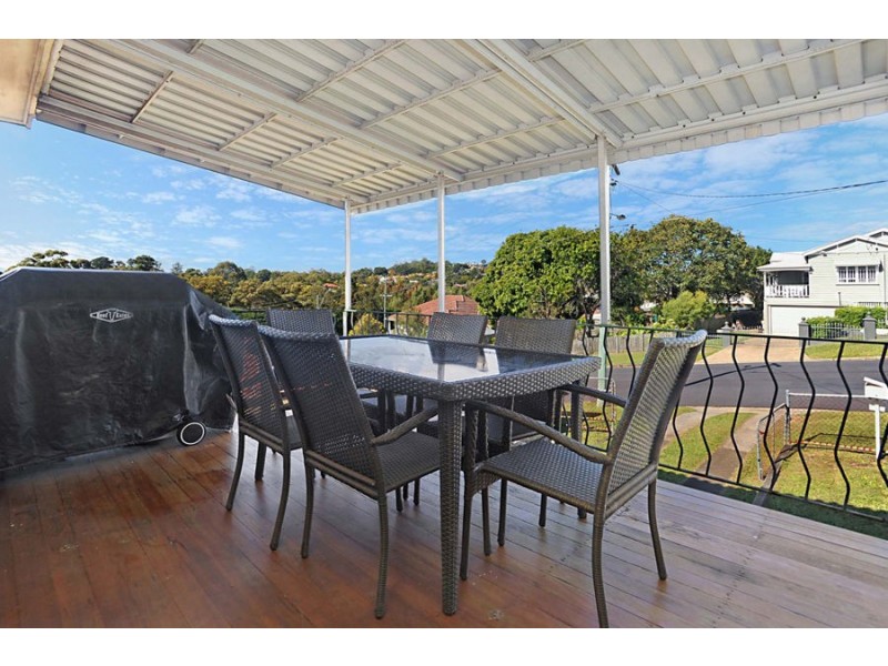 9 Barton st, Holland Park West QLD 4121