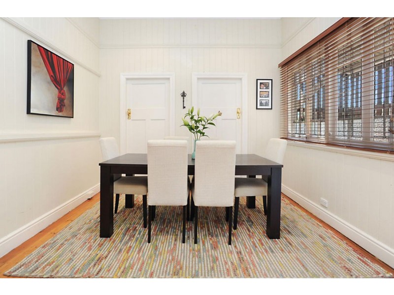 2 Peasant St, Holland Park West QLD 4121