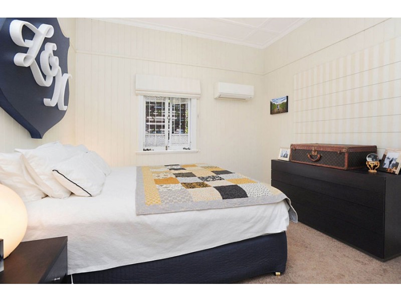 2 Peasant St, Holland Park West QLD 4121