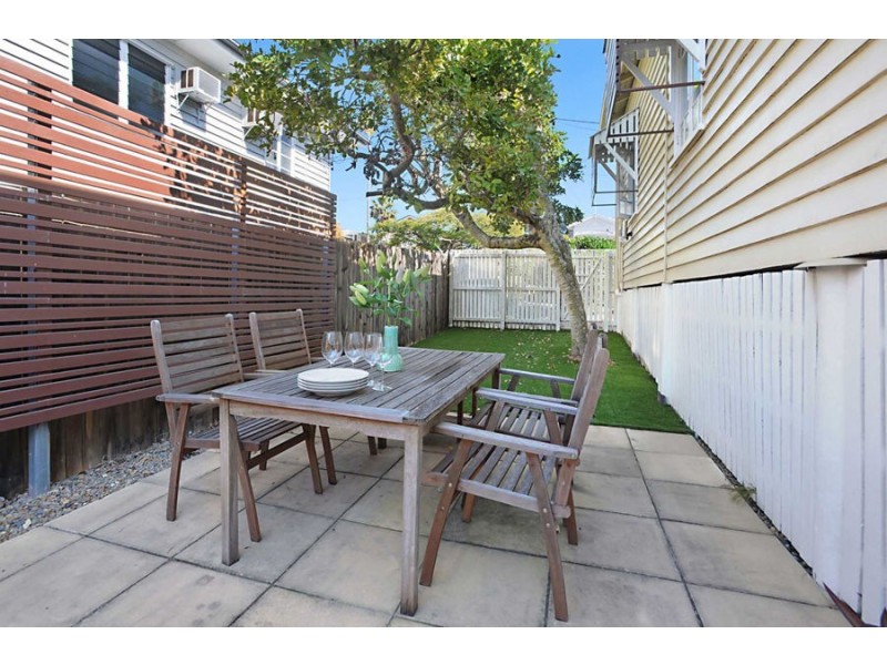 2 Peasant St, Holland Park West QLD 4121