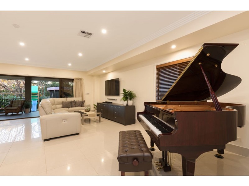 8 St Leonards Street, Coorparoo QLD 4151