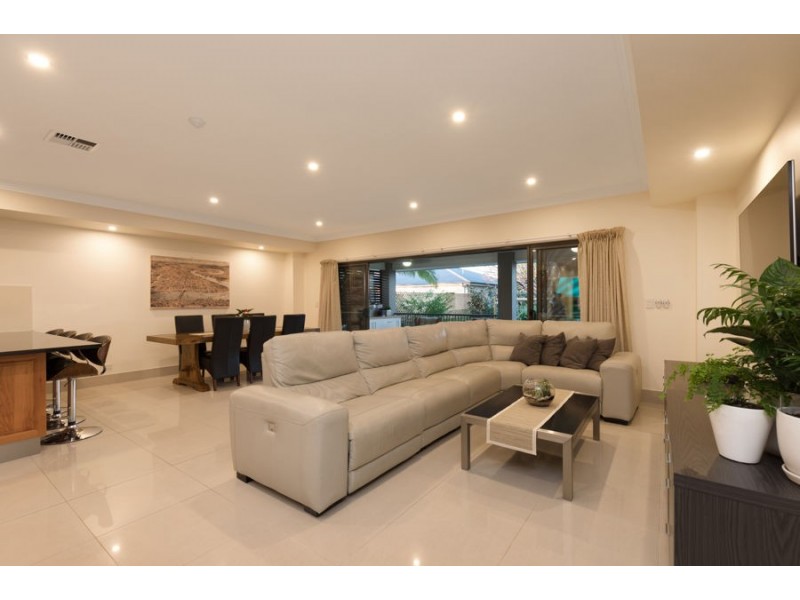 8 St Leonards Street, Coorparoo QLD 4151
