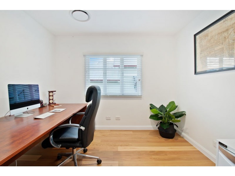 140 Macrossan Avenue, Norman Park QLD 4170