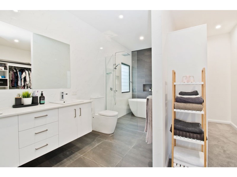 140 Macrossan Avenue, Norman Park QLD 4170