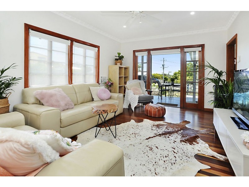 1 Iris St, Holland Park West QLD 4121