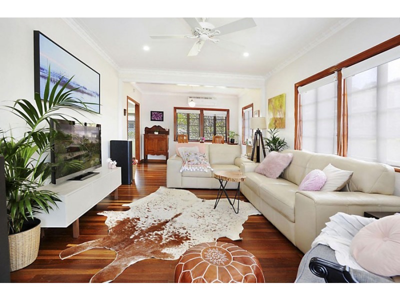 1 Iris St, Holland Park West QLD 4121