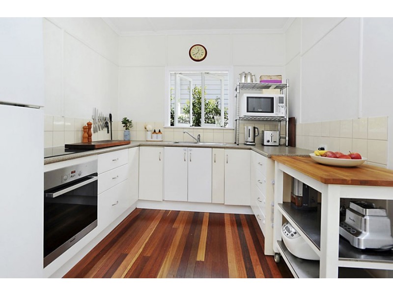 1 Iris St, Holland Park West QLD 4121