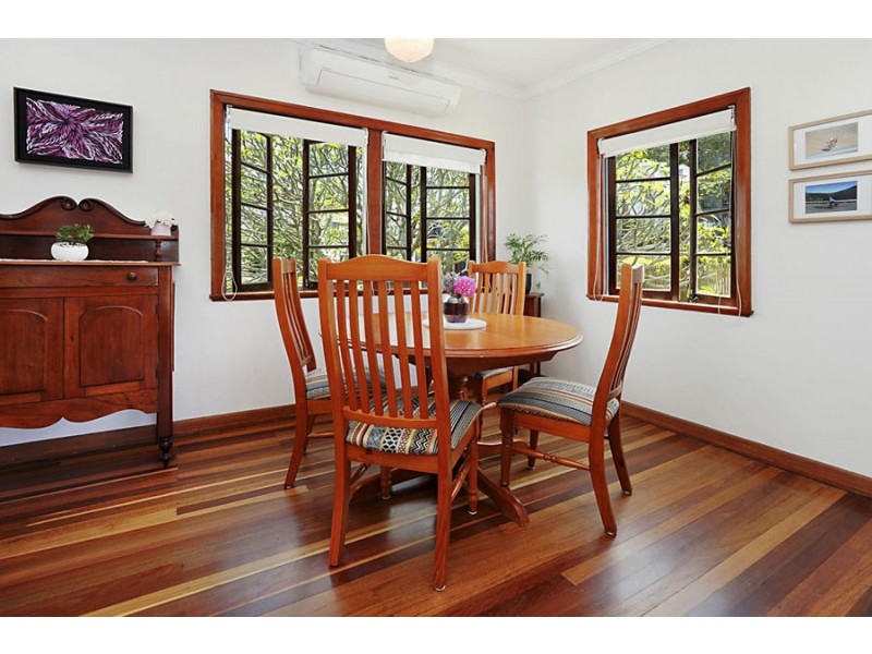 1 Iris St, Holland Park West QLD 4121