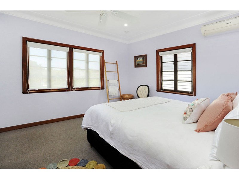 1 Iris St, Holland Park West QLD 4121