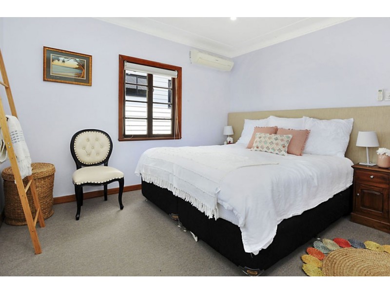 1 Iris St, Holland Park West QLD 4121