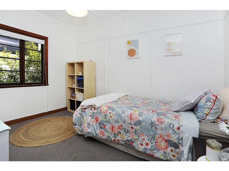 1 Iris St, Holland Park West QLD 4121