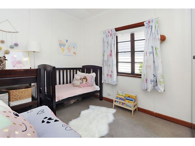 1 Iris St, Holland Park West QLD 4121