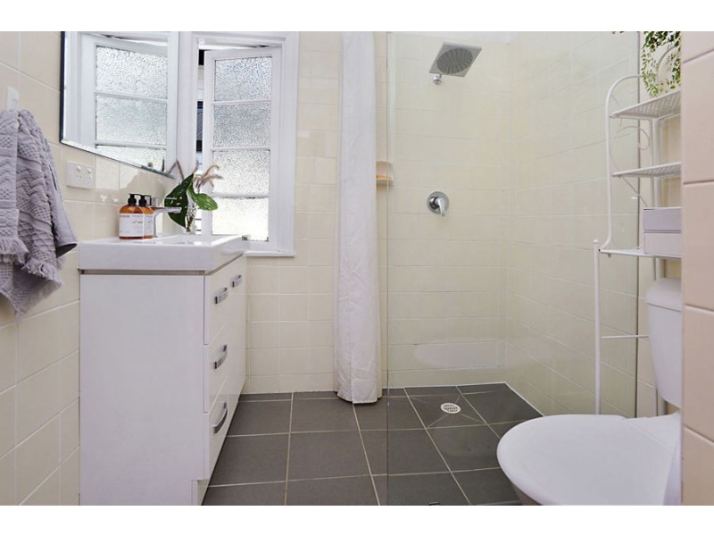 1 Iris St, Holland Park West QLD 4121