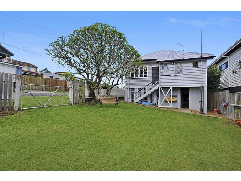 1 Iris St, Holland Park West QLD 4121