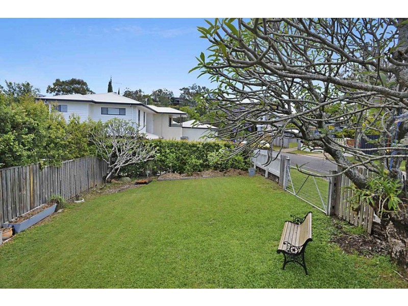 1 Iris St, Holland Park West QLD 4121