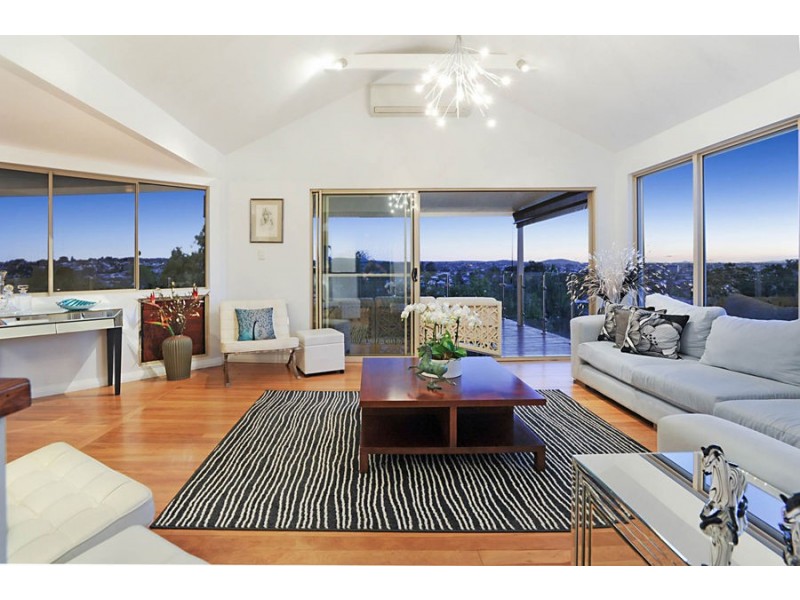 18 Aemilia Ave, Seven Hills QLD 4170