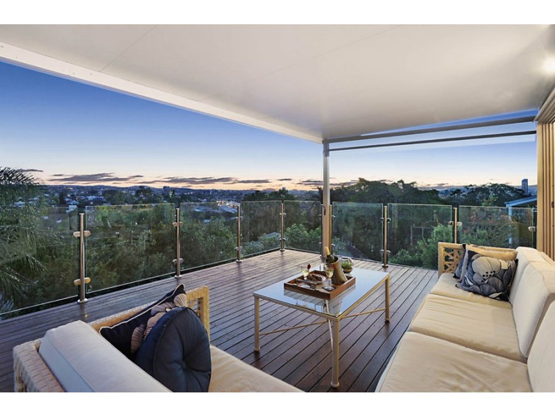 18 Aemilia Ave, Seven Hills QLD 4170