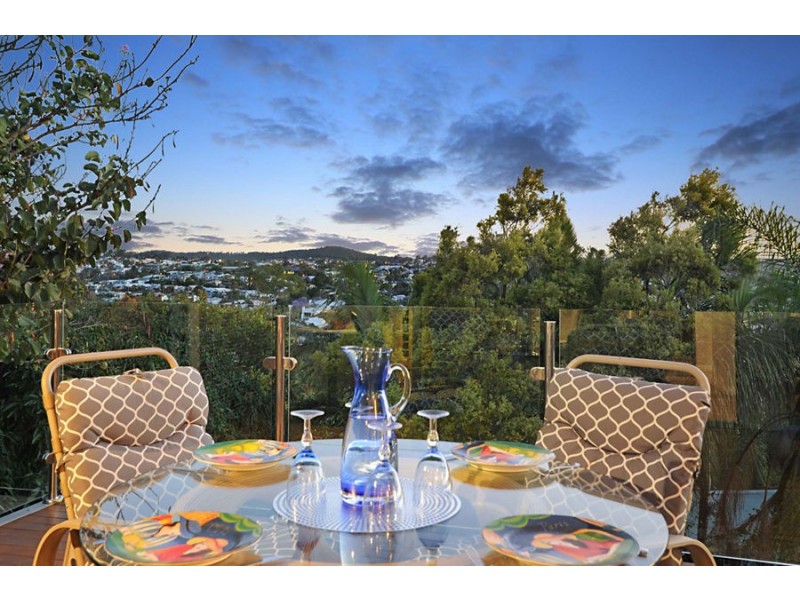 18 Aemilia Ave, Seven Hills QLD 4170