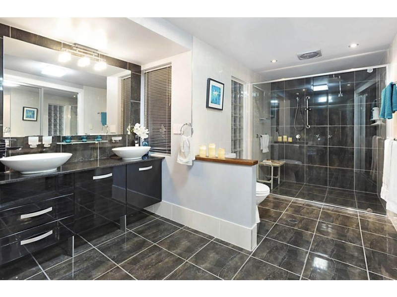 18 Aemilia Ave, Seven Hills QLD 4170