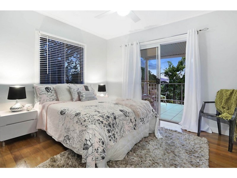 18 Aemilia Ave, Seven Hills QLD 4170