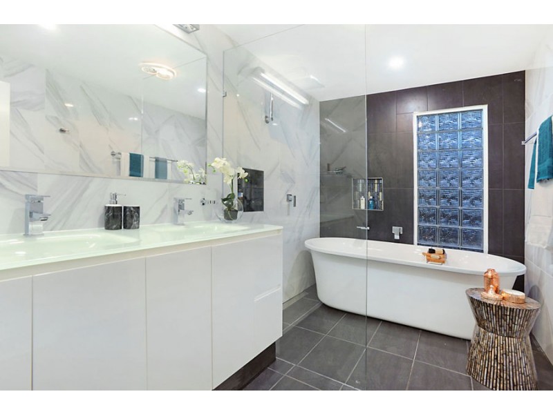 18 Aemilia Ave, Seven Hills QLD 4170