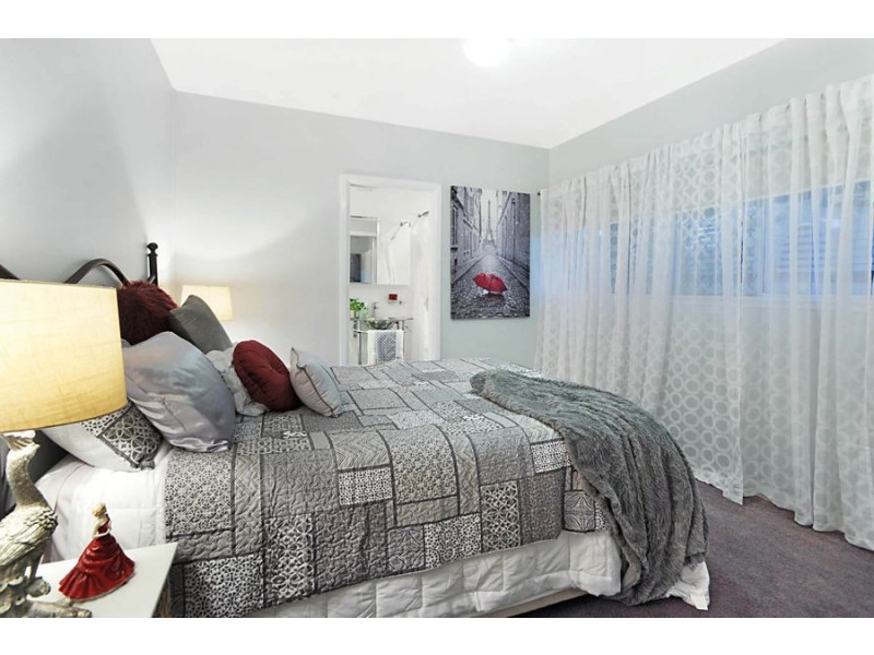 18 Aemilia Ave, Seven Hills QLD 4170