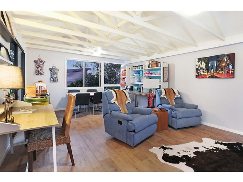 18 Aemilia Ave, Seven Hills QLD 4170