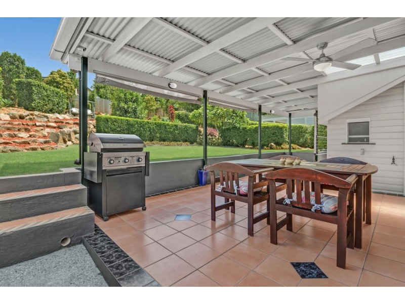 72 Abbotsleigh St, Holland Park QLD 4121