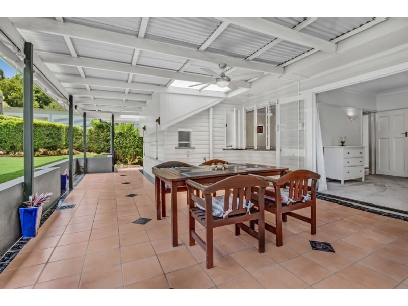 72 Abbotsleigh St, Holland Park QLD 4121