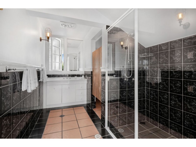 72 Abbotsleigh St, Holland Park QLD 4121