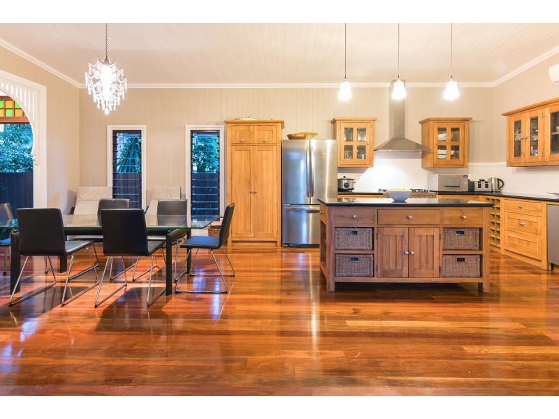 15 Raymond Street, Shorncliffe QLD 4017