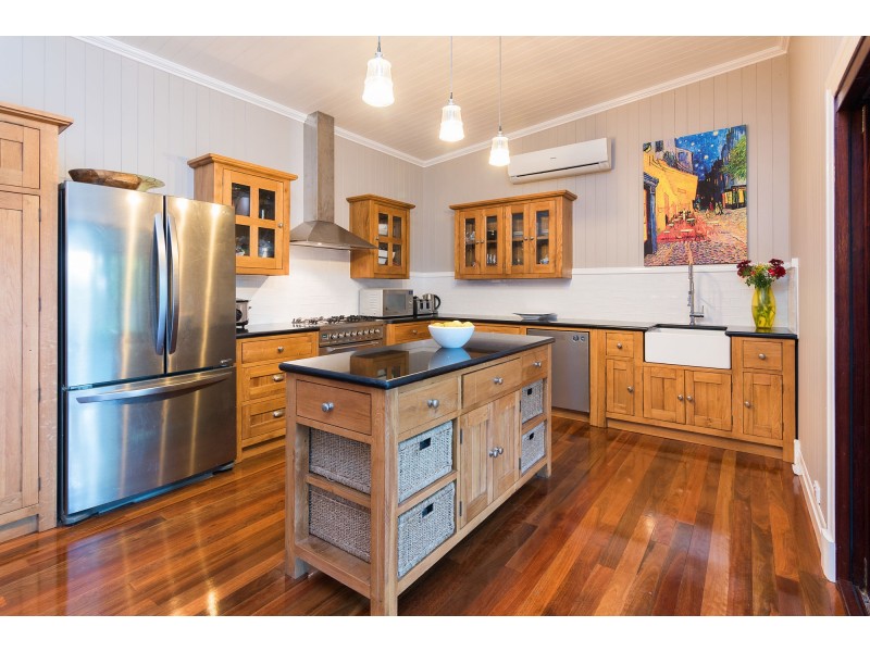 15 Raymond Street, Shorncliffe QLD 4017