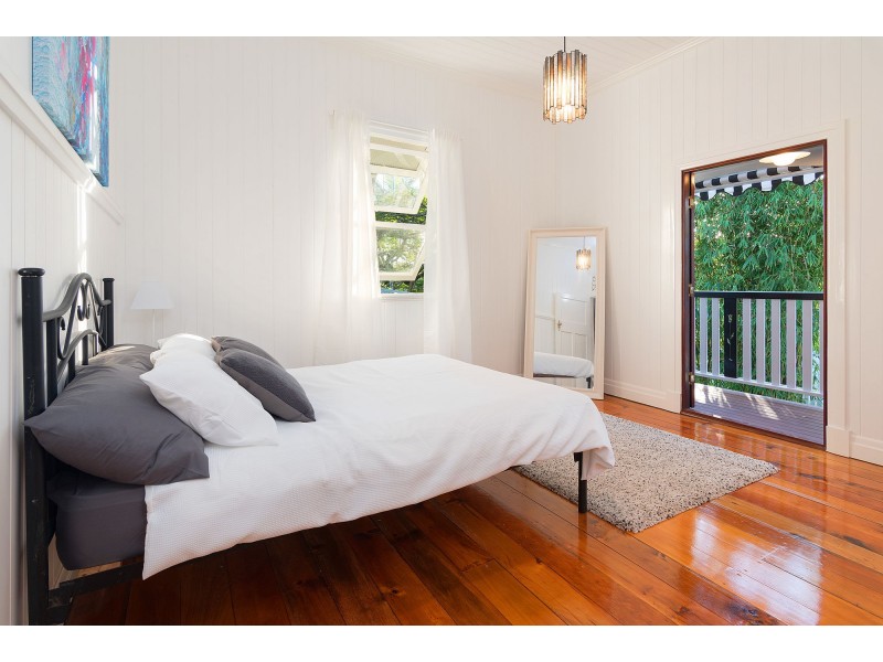 15 Raymond Street, Shorncliffe QLD 4017