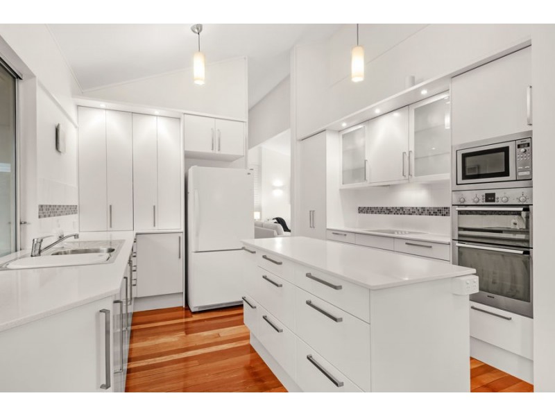 9 Kneale Street, Holland Park West QLD 4121