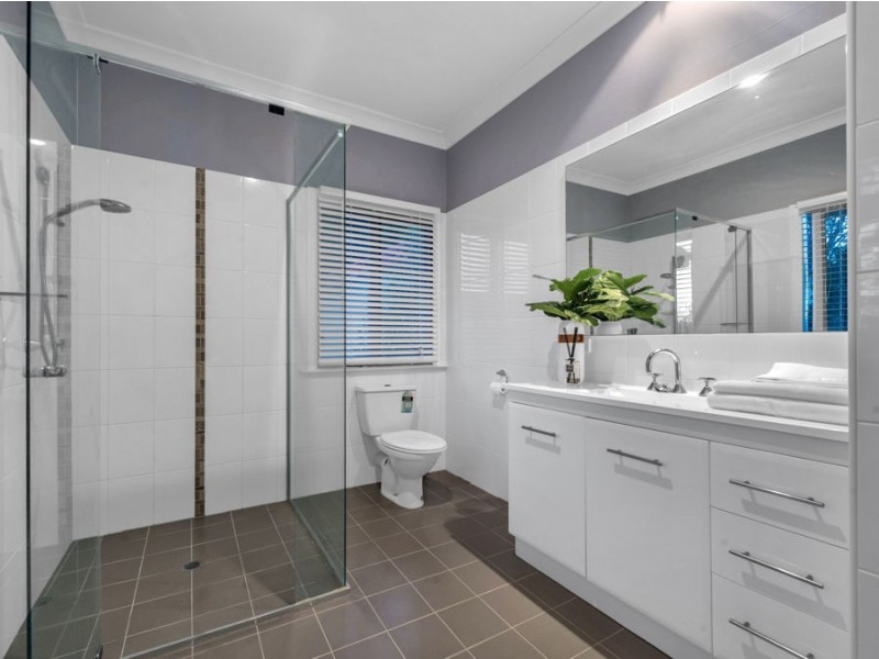 17 Gill Street, Holland Park QLD 4121