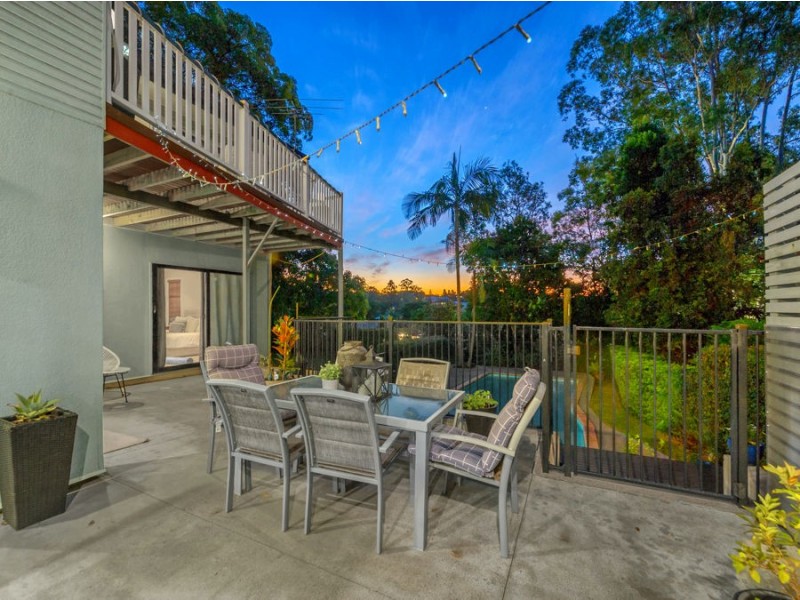 17 Gill Street, Holland Park QLD 4121