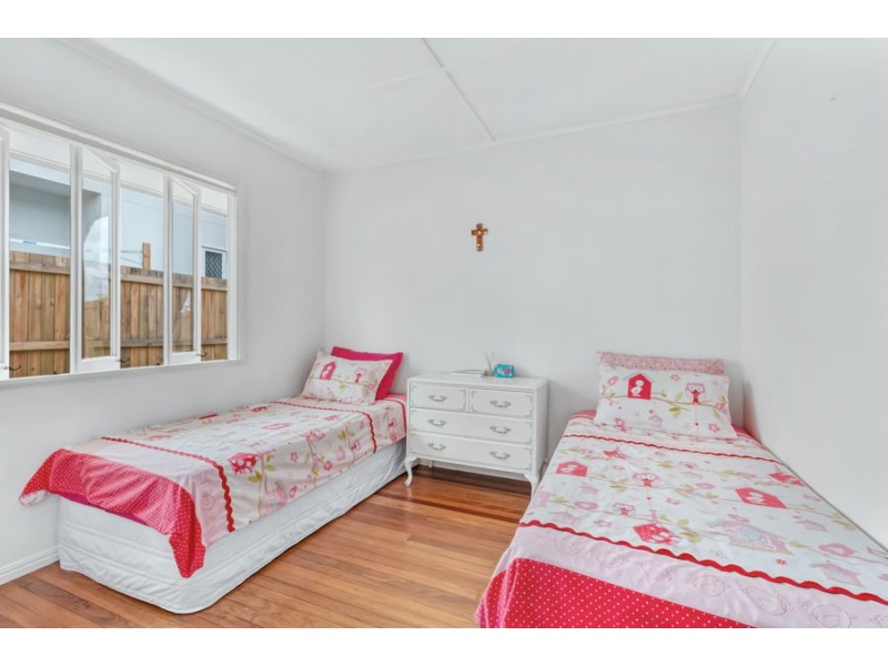 20 Iris St, Holland Park West QLD 4121