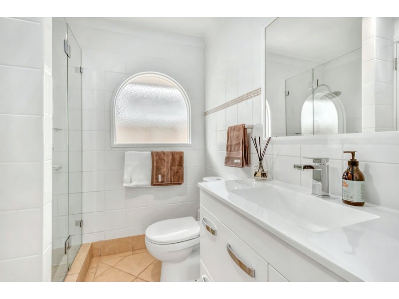 20 Iris St, Holland Park West QLD 4121