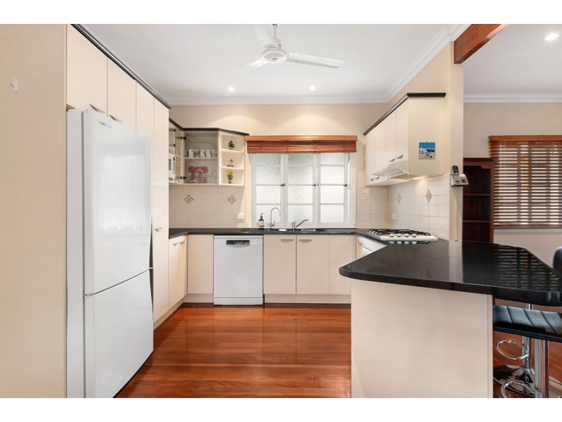 6 Peasant St, Holland Park West QLD 4121