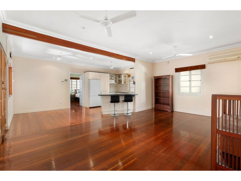 6 Peasant St, Holland Park West QLD 4121